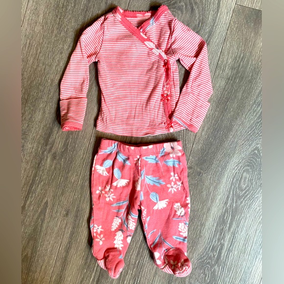 Babygirl Newborn Bundle⭐️ 6 PIECES! Onesies, footie pajamas & 2 piece matching⭐️ - Picture 3 of 14